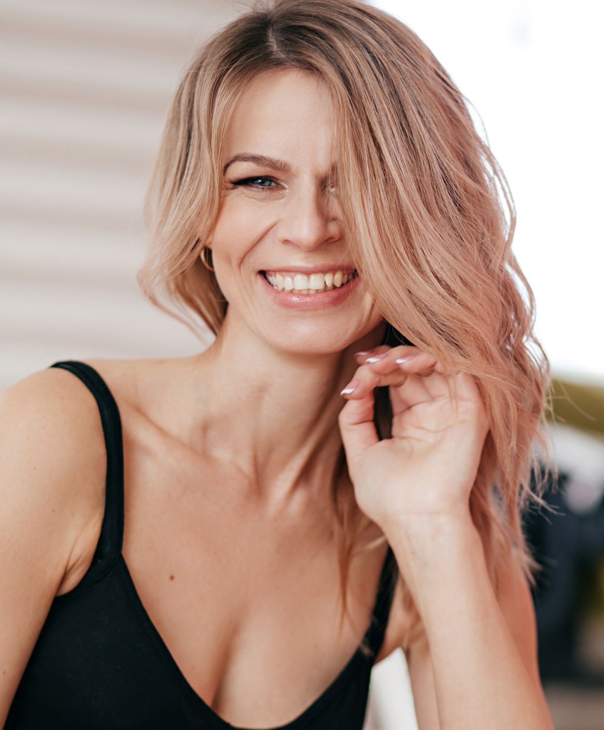 Dallas HBOT for Orthopedic Healing woman with wavy blonde hair indoors.